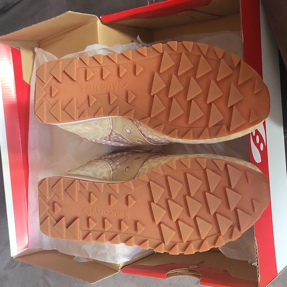 New Saucony Sneakers - Picture 4 of 7